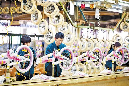 4月14日，河北恒驰车业有限公司员工在赶制出口巴拿马的童车。 本报记者 赵永辉摄