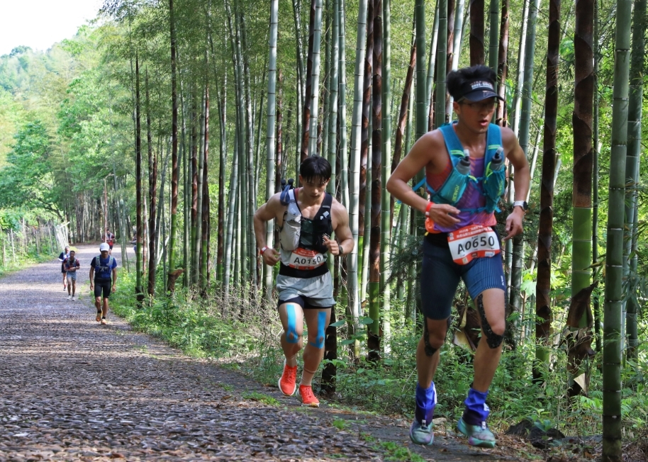 “龍虎天下絕”賽事再燃 龍虎山越野登山賽激情開跑