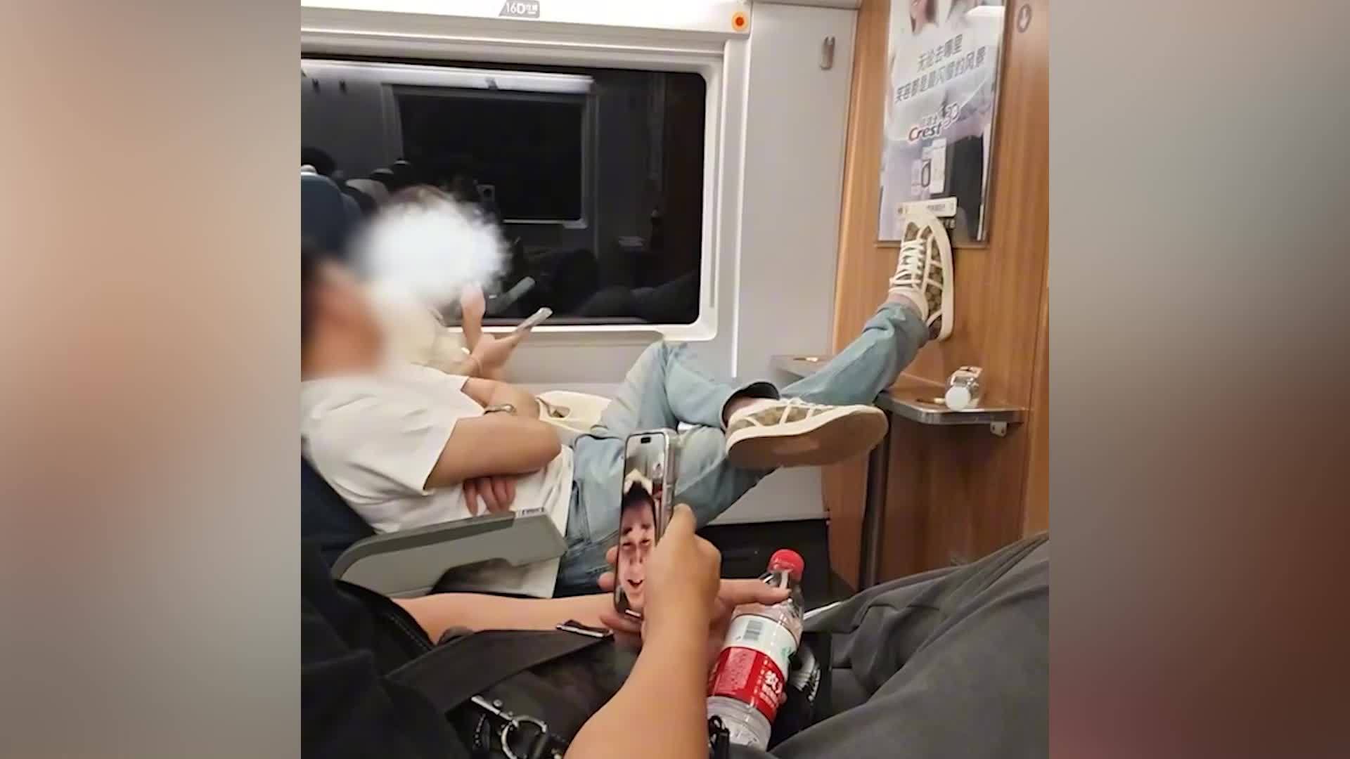 女子高铁上被邻座骚扰，同车男子发声制止，当事人：当时也害怕，拍下事情经过也是保护自己