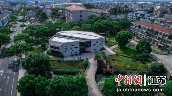 万石镇社会治安综合治理中心外景；2、万石镇社会治安综合治理中心内景；3、网格员走进广场与居民互动。万石镇供图