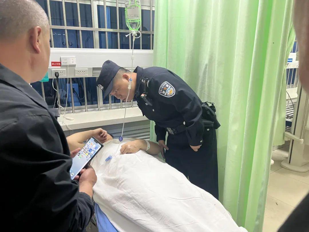 民警在医院陪护并安慰获救男子。受访者供图