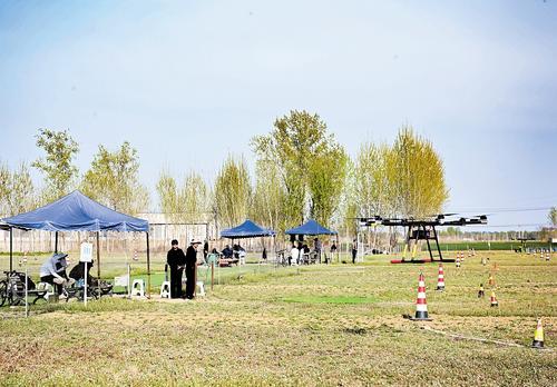 4月9日，学员在涿州市一家无人机驾驶员培训基地进行学习。
