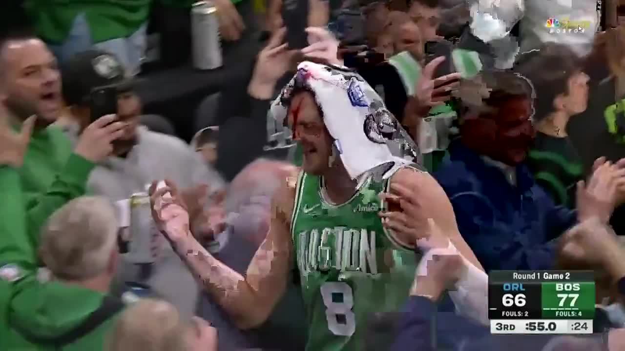 波尔津吉斯遭比塔泽肘击后头部飙血，前者面带笑容返回更衣室