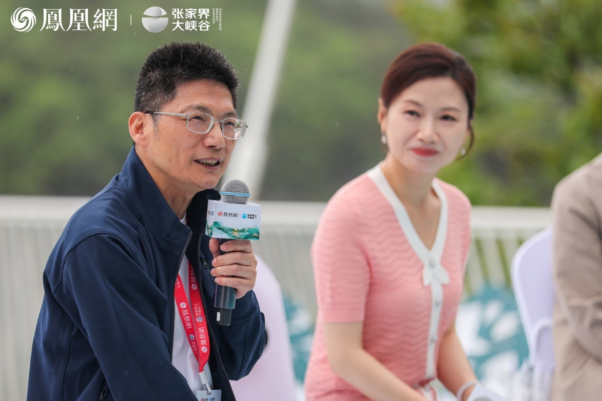 湖南教育报刊集团总编辑、中国作家协会会员吴昕孺（左）在“华人国学大典乙巳春集”上分享。