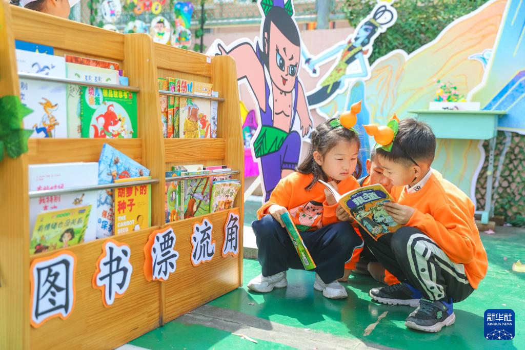 4月22日，学生在山东青岛浮山路小学开展的读书节活动上参加图书漂流活动。新华社发（张鹰摄）