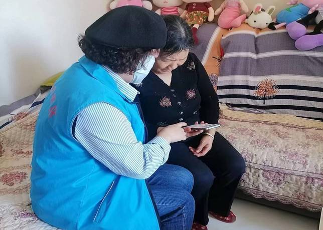 服务窗口搬进居民家中　华亭养老认证零距离