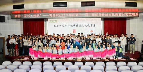 领导嘉宾与演职人员合影