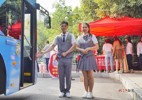 章心萌引导游客观光