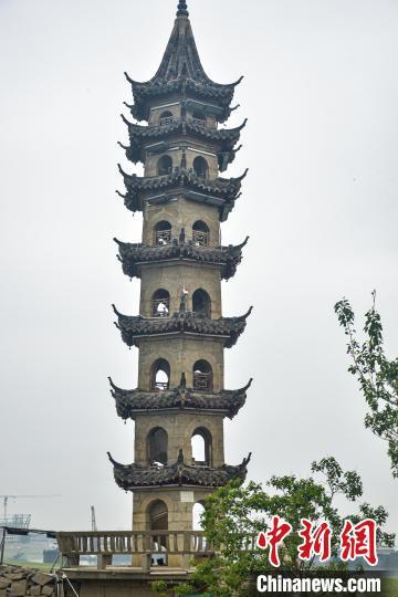 图为江西庐山市“千年石岛”落星墩，石塔高耸入云。巫发阳 摄