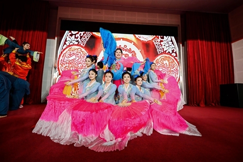 教育学院学生表演舞蹈《琴海涟歌》