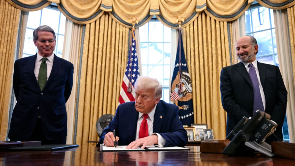 趁白宫贸易顾问不在，美财长和商务部长成功说服特朗普暂缓关税