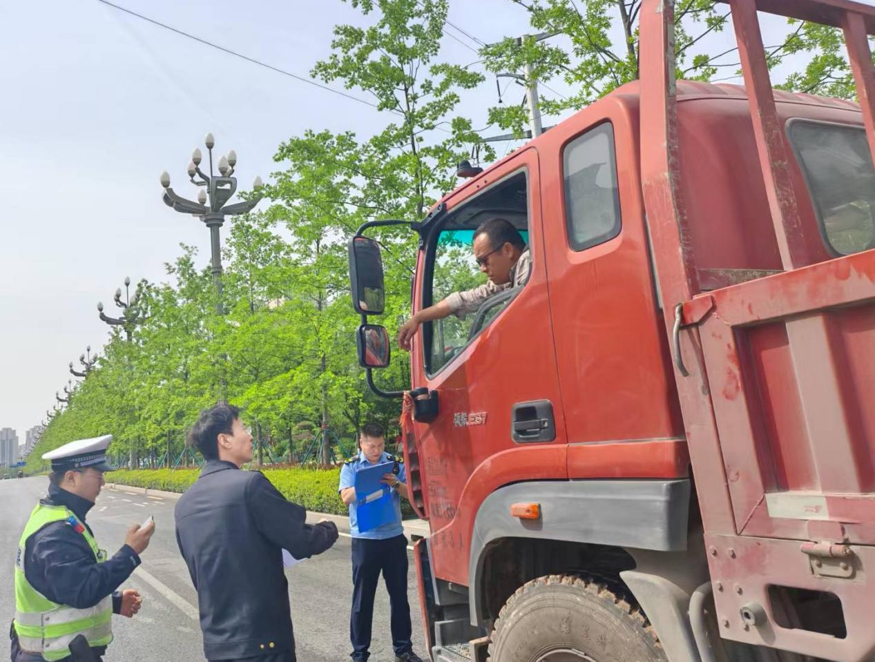 咸阳市生态环境局高新分局开展柴油货车尾气路检路查联合执法