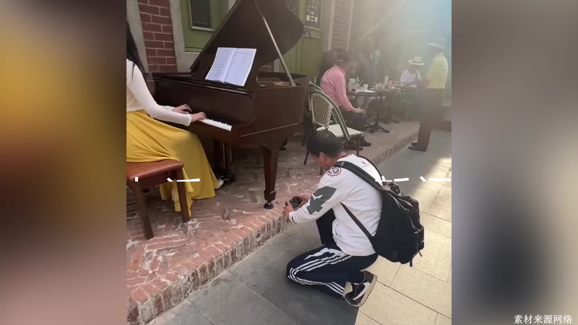 上海一烘焙店摆放豪华钢琴供路人免费弹奏，老板：谈价格太俗气