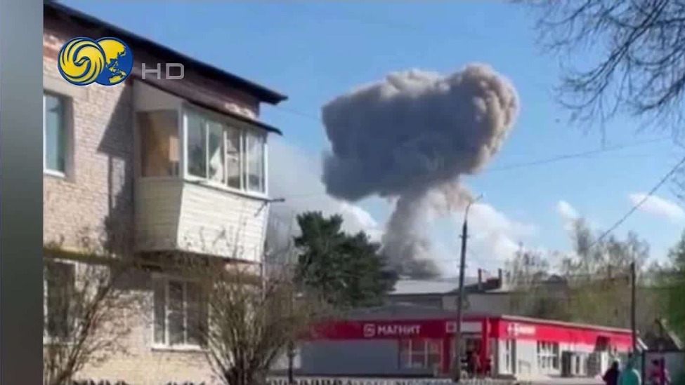 俄军弹药库爆炸，储存大约10万吨弹药，现场升起蘑菇云