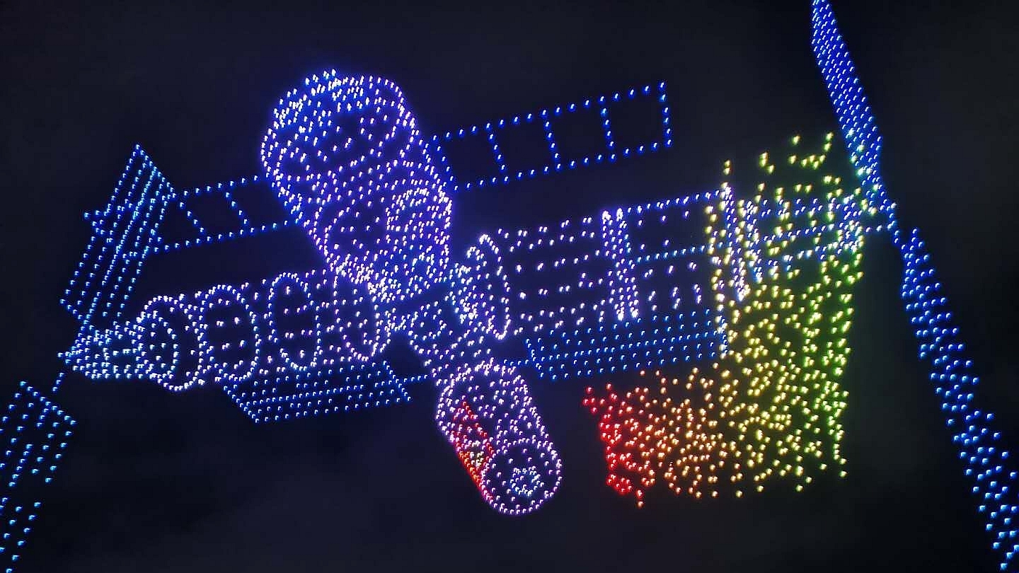 科技交融艺术 无人机灯光秀致敬中国航天