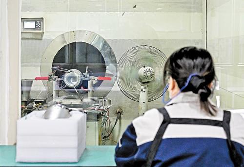 4月10日，保定市玄云涡喷动力设备研发有限公司员工调试无人机涡喷发动机。