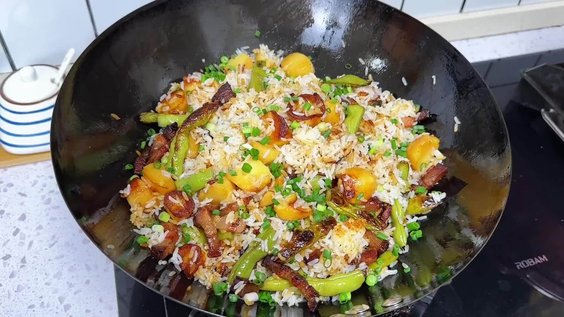 不是我吹，没有哪个川渝娃儿能拒绝这锅洋芋箜饭！有菜有热肉