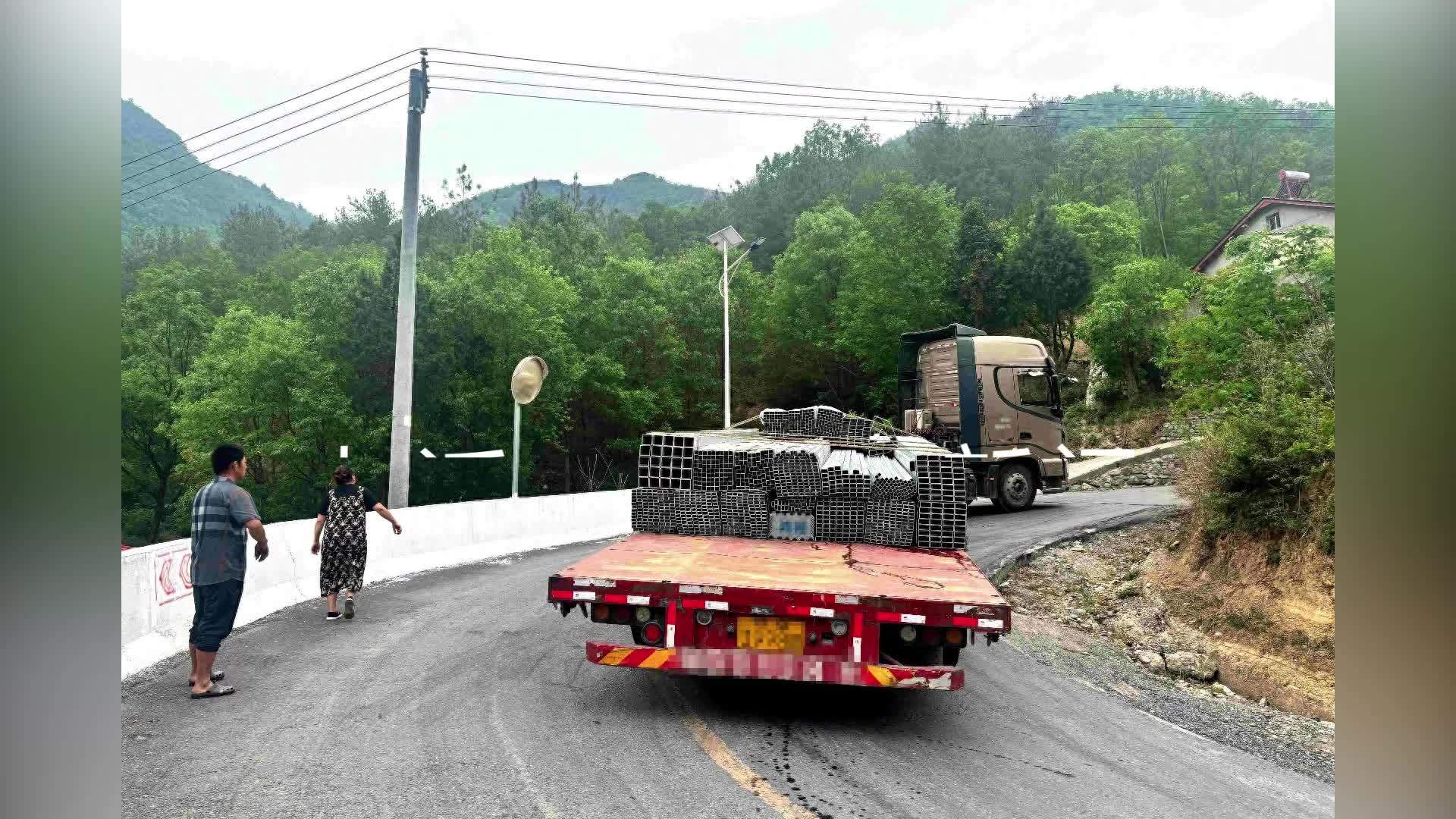 外地大货车不熟路况在拐急弯被卡，民警：该车身长达20多米，原路倒车3公里才脱困