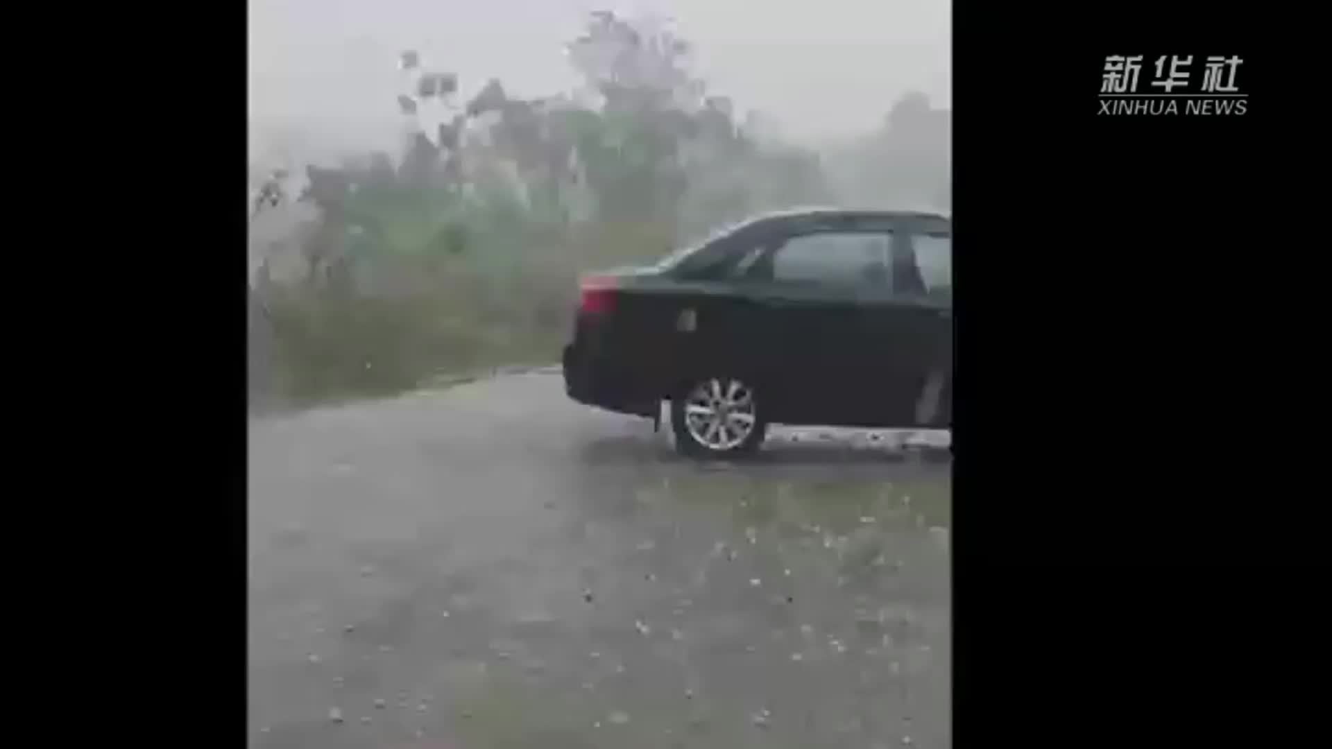 江西余江：狂风暴雨冰雹侵袭 局部风力逾10级