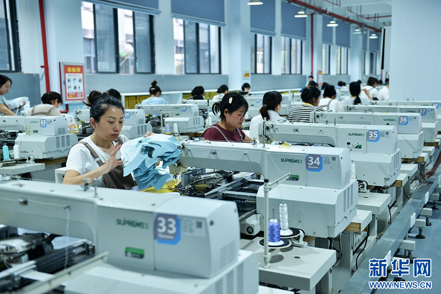 4月16日，河南睢县，一家制鞋企业的员工在工作。