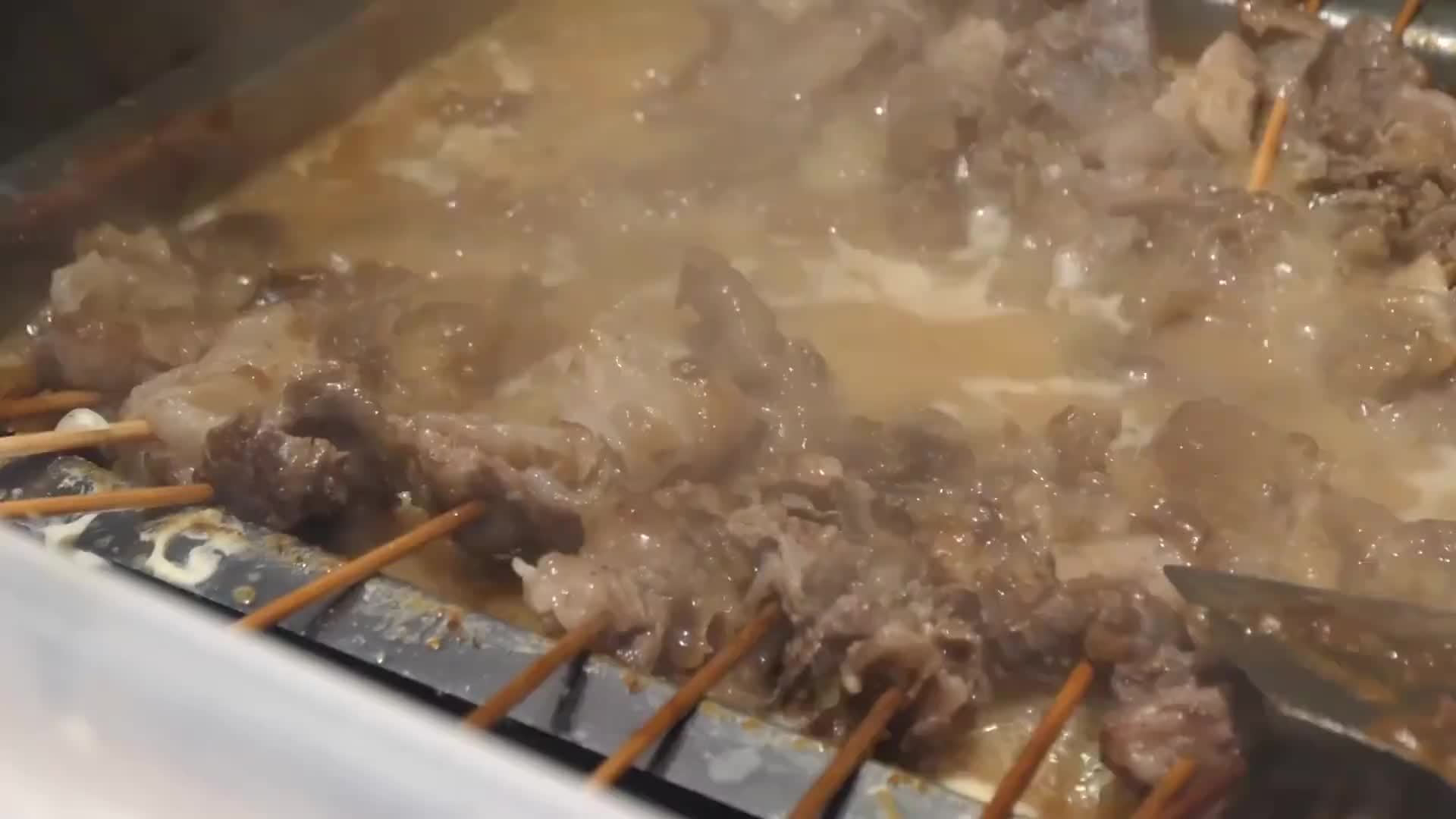 日本85岁老奶奶经营的炸串摊，开了55年，街坊邻居都盼着她营业