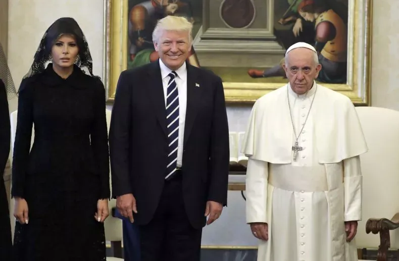 2017年5月24日,教皇方济各与美国总统特朗普及第一夫人梅拉尼娅在梵蒂冈私人会见结束时合影。