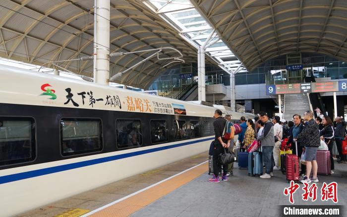 资料图为2024年7月1日，旅客在西宁站准备乘坐兰新客运专线高铁动车组。马铭言　摄