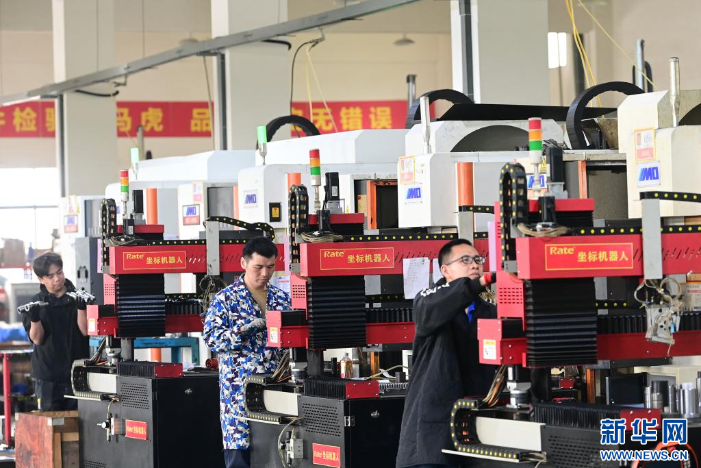 近日，在江西省宜春市萬載縣馬步鄉招商引進的銳騰模具制造企業，工作人員在車間生產訂單產品。新華網發 鄧龍華 攝