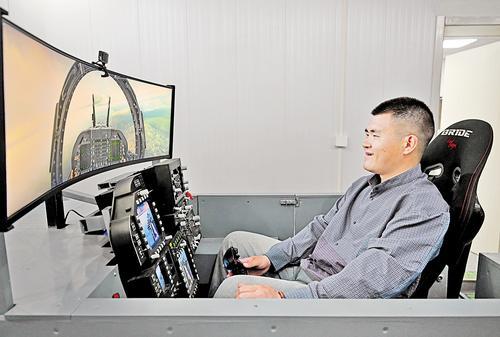 4月9日，游客在河北天之图航空科技有限公司自主研发的模拟器上体验飞行驾驶。