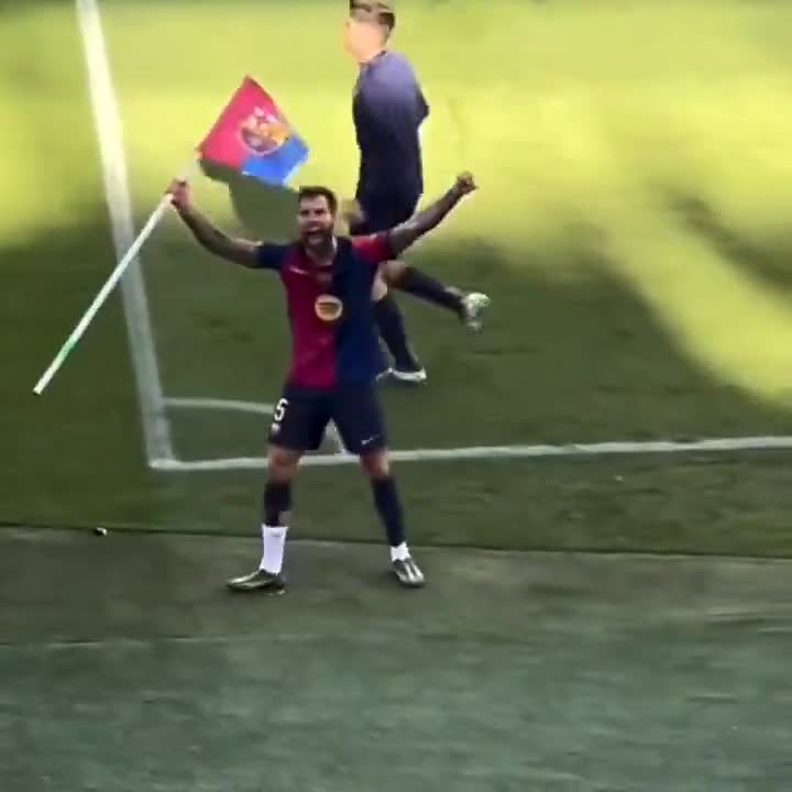 为队友祈祷，拉菲尼亚主罚点球前伊尼戈在胸前画十字