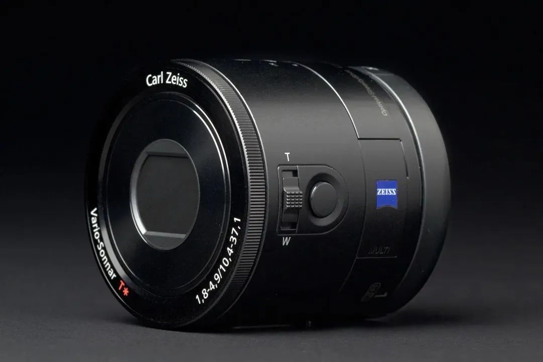 Sony-Cyber-shot-QX100-Sony-Cyber-shot-QX10-front-angle-closed.jpg