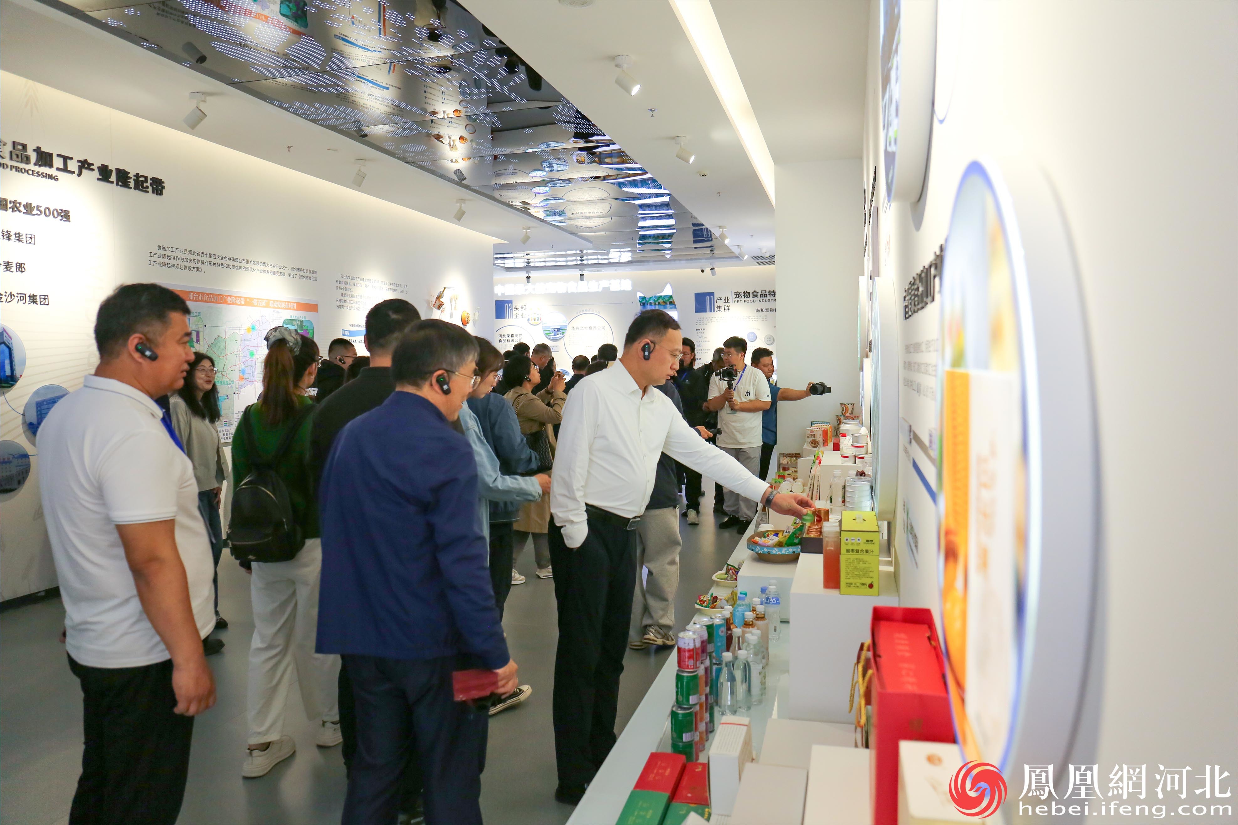 记者们参观邢台市特色产业集群展馆