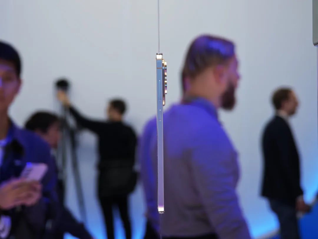 超薄手机复活!苹果OPPO集体梭哈,续航却崩了?