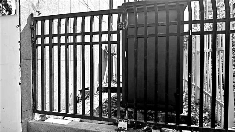 开裂的墙体换成了铁栅栏