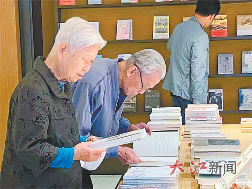 南昌书城里的银发读者。江西日报全媒体记者李滇敏摄