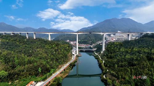 上犹江特大桥双幅合龙。大江网视觉江西李建平摄