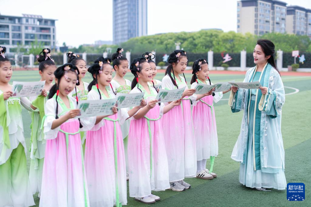 4月22日，江苏省泰州市姜堰区实验小学教育集团北街北校区学生在老师的带领下诵读《论语》。新华社发（周社根摄）