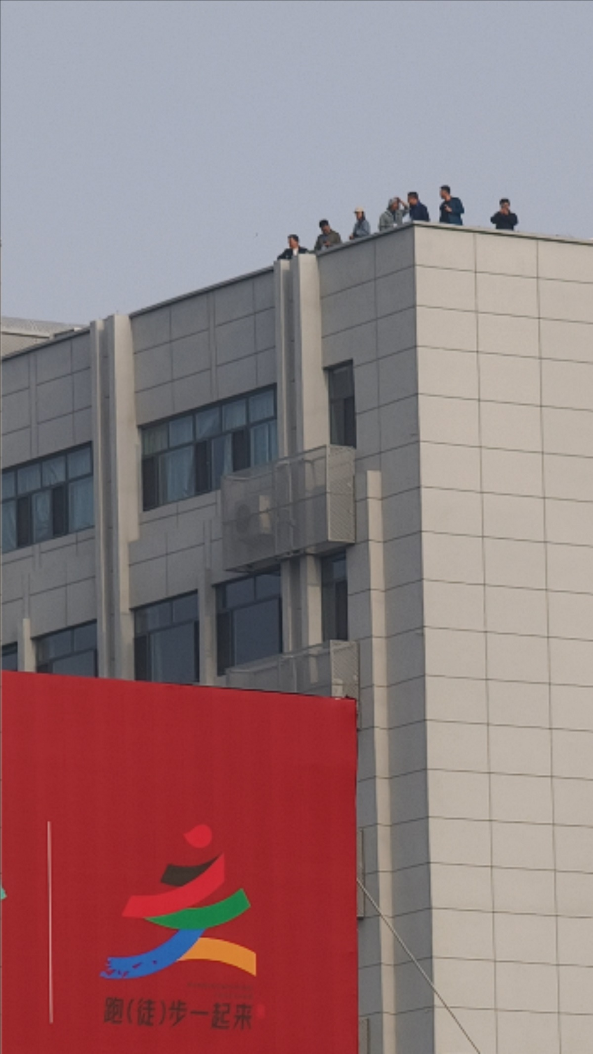 图：热情的观众站在楼顶观望起跑线