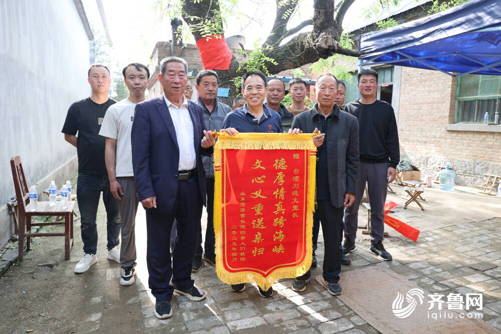 “德厚情真跨海峡，文心义重送亲归”，曹家人将一面写有藏头诗的特殊锦旗送给刘德文。
