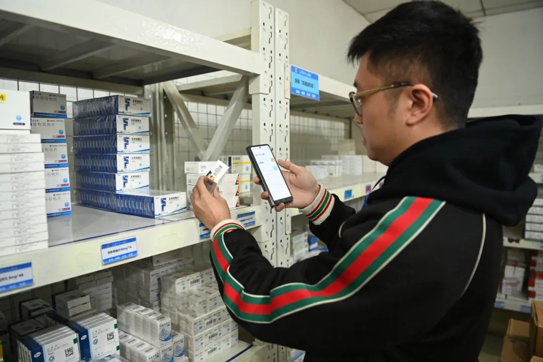 工作人员扫描药品追溯码查看药品基本信息