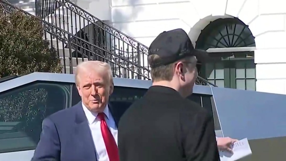 辞退潮爆发，美防长也受牵连，对中国作战计划，特朗普罕见踩刹车