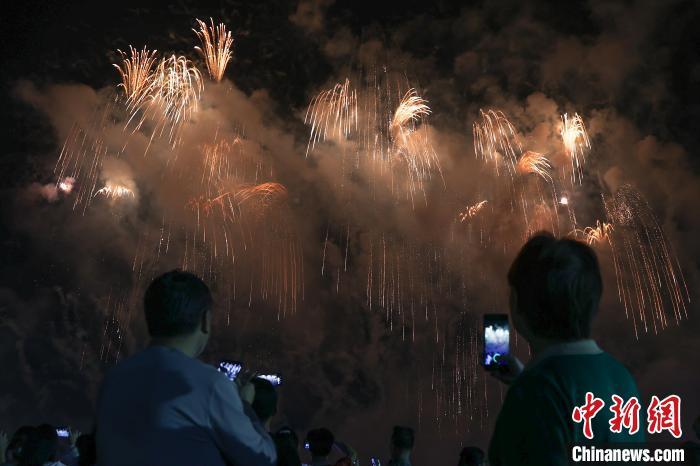 “中国烟花爆竹之乡”江西上栗举行春季创意主题焰火晚会(图)