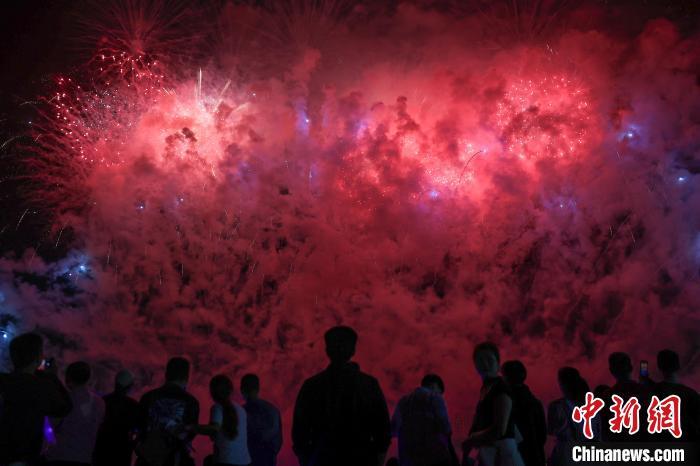 “中国烟花爆竹之乡”江西上栗举行春季创意主题焰火晚会(图)