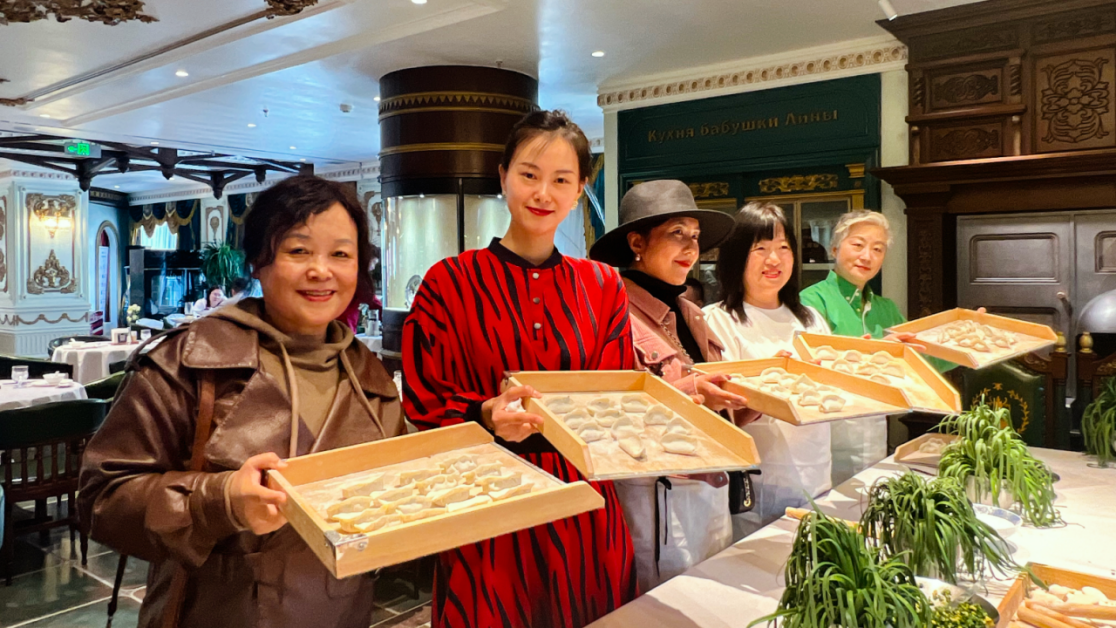 （老厨家春韭节品鲜会现场，嘉宾用当日呼兰双井头刀韭菜包制春鲜水饺）