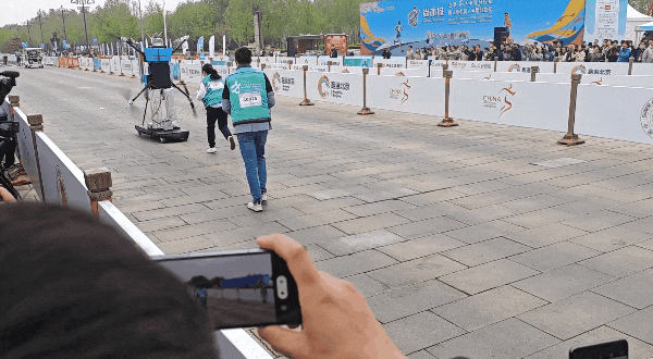 完赛率不到一半!机器人“跑远”难,首届马拉松有何意义?