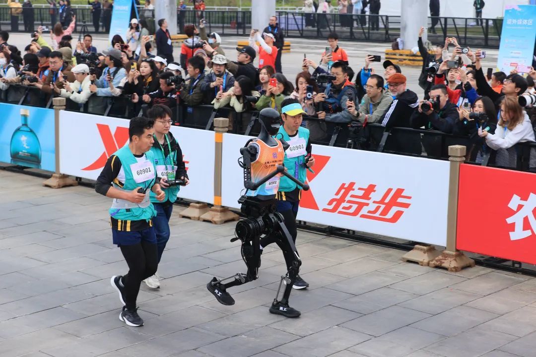 太奶式遛弯、儿童级陪护、累趴工程师,这场马拉松让科技圈笑不活了