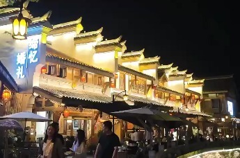 中国常德柳叶湖舟钓世界锦标赛的选手们在常德河街玩嗨了