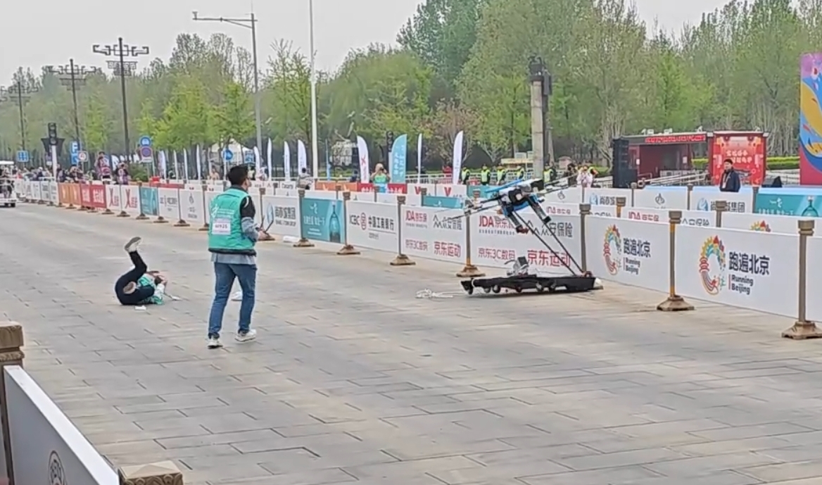 完赛率不到一半!机器人“跑远”难,首届马拉松有何意义?