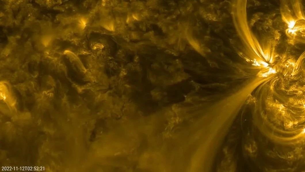 瞧瞧！这是太阳的日珥，它在喷发