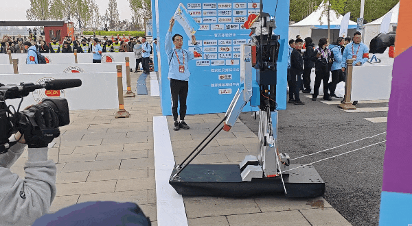 完赛率不到一半!机器人“跑远”难,首届马拉松有何意义?